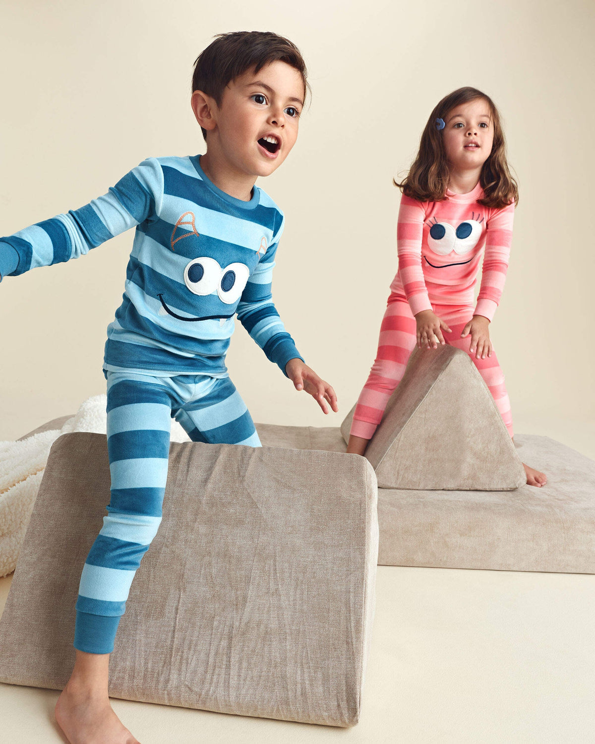 Pijama 2 Piezas en Terciopelo Diseño Monster Striped